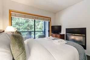 2 bedrooms, free WiFi, bed sheets - Spring Special•Rooftop Hot Tub•Free Parking•Pets Allowed•Walk to Centre (Whistler)