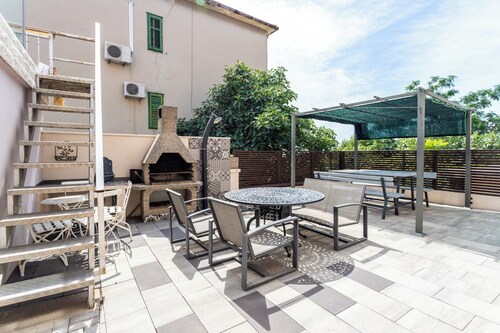 Beautiful Luxury House w sea View & Outside Space