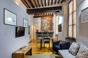 Apartment | Living room | 35-cm TV with digital channels - Alle Mura del Molo Apartment by Wonderful Italy (Genoa)