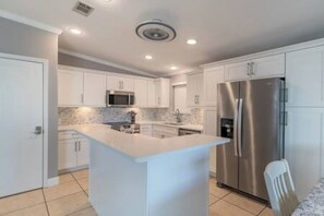 ثلاجة، ميكروويف، فرن، موقد طهي مسطح