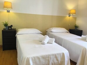 3 chambres, fer et planche à repasser, Wi-Fi gratuit, draps fournis