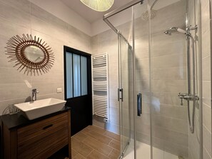 Shower, hair dryer, towels, soap - Charming House with Pool, hot tub and Sauna in the Heart of the Saint-Emilion (Saint-Émilion)