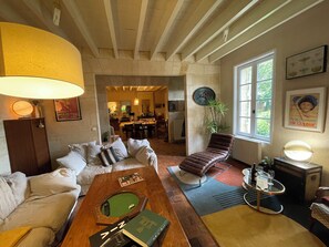 Smart TV, fireplace, books, stereo