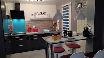 Kjøleskap, mikrobølgeovn, ovn og kokeplater