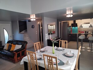 Dining - Detached house with garden. Between Paris & Disney. Wi-Fi & Break fast Free (Noisiel)
