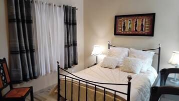 3 soverom, skrivebord, strykejern/-brett og reiseseng for barn