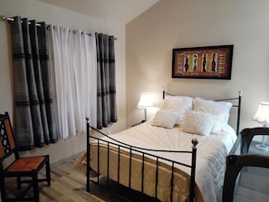 3 soverom, skrivebord, strykejern/-brett og reiseseng for barn