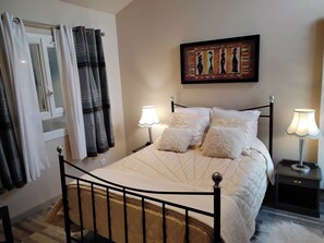 3 bedrooms, desk, iron/ironing board, travel crib - Detached house with garden. Between Paris & Disney. Wi-Fi & Break fast Free (Noisiel)