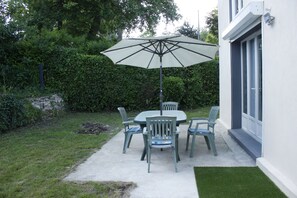 Outdoor dining - Detached house with garden. Between Paris & Disney. Wi-Fi & Break fast Free (Noisiel)