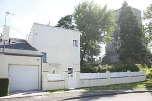 Exterior - Detached house with garden. Between Paris & Disney. Wi-Fi & Break fast Free (Noisiel)