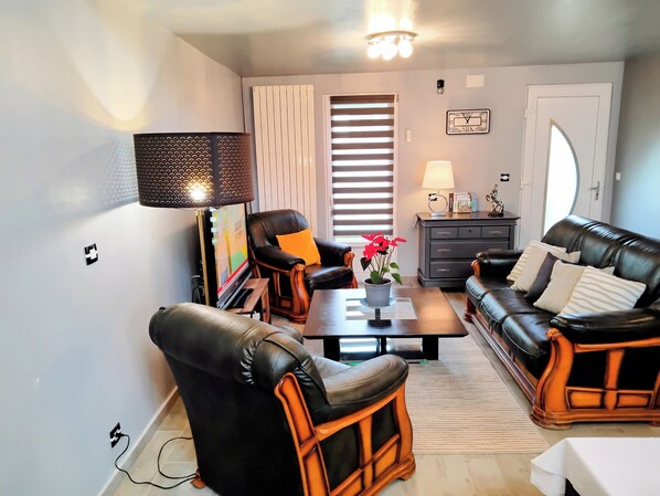 TV - Detached house with garden. Between Paris & Disney. Wi-Fi & Break fast Free (Noisiel)