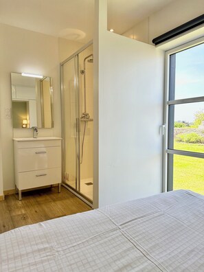 Dusche, Haartrockner, Handtücher, Toilettenpapier