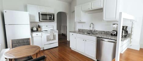 Een koelkast, een magnetron, een oven, een kookplaat