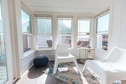 CHIC Thames Str. Deck Harbor Views free parking