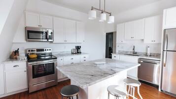 雪櫃、微波爐、焗爐、爐具