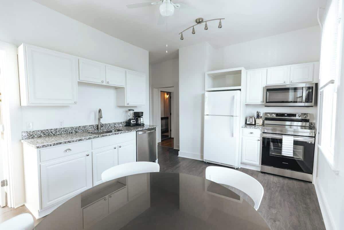 Kjøleskap, mikrobølgeovn, ovn og kokeplater