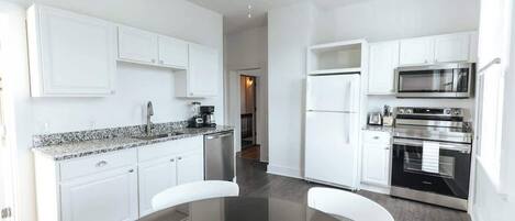 Kjøleskap, mikrobølgeovn, ovn og kokeplater