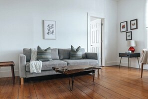 Una televisión, una oficina