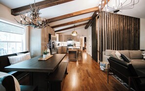 智能電視、壁爐、電子遊戲、 辦公室