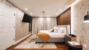 3 bedrooms, desk, iron/ironing board, travel crib