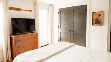 1 bedroom, desk, iron/ironing board, WiFi