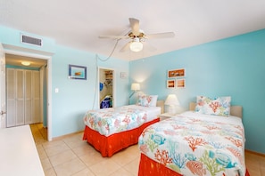 2 bedrooms, iron/ironing board, internet, bed sheets - Cozy condo w/ shared pool and grill, across street from beach, W/D, free Wifi (Siesta Key)