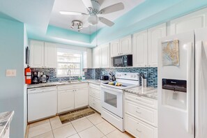 Kjøleskap, mikrobølgeovn, ovn og kokeplater