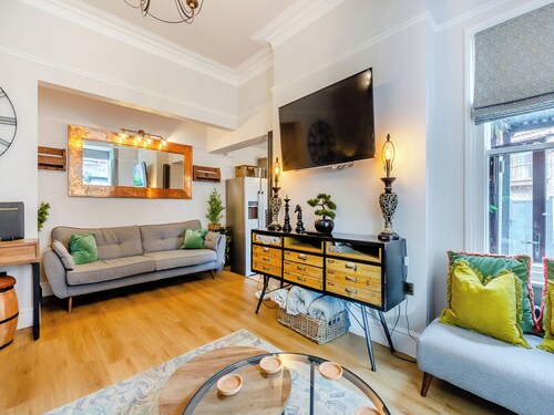 6 bedroom accommodation in York