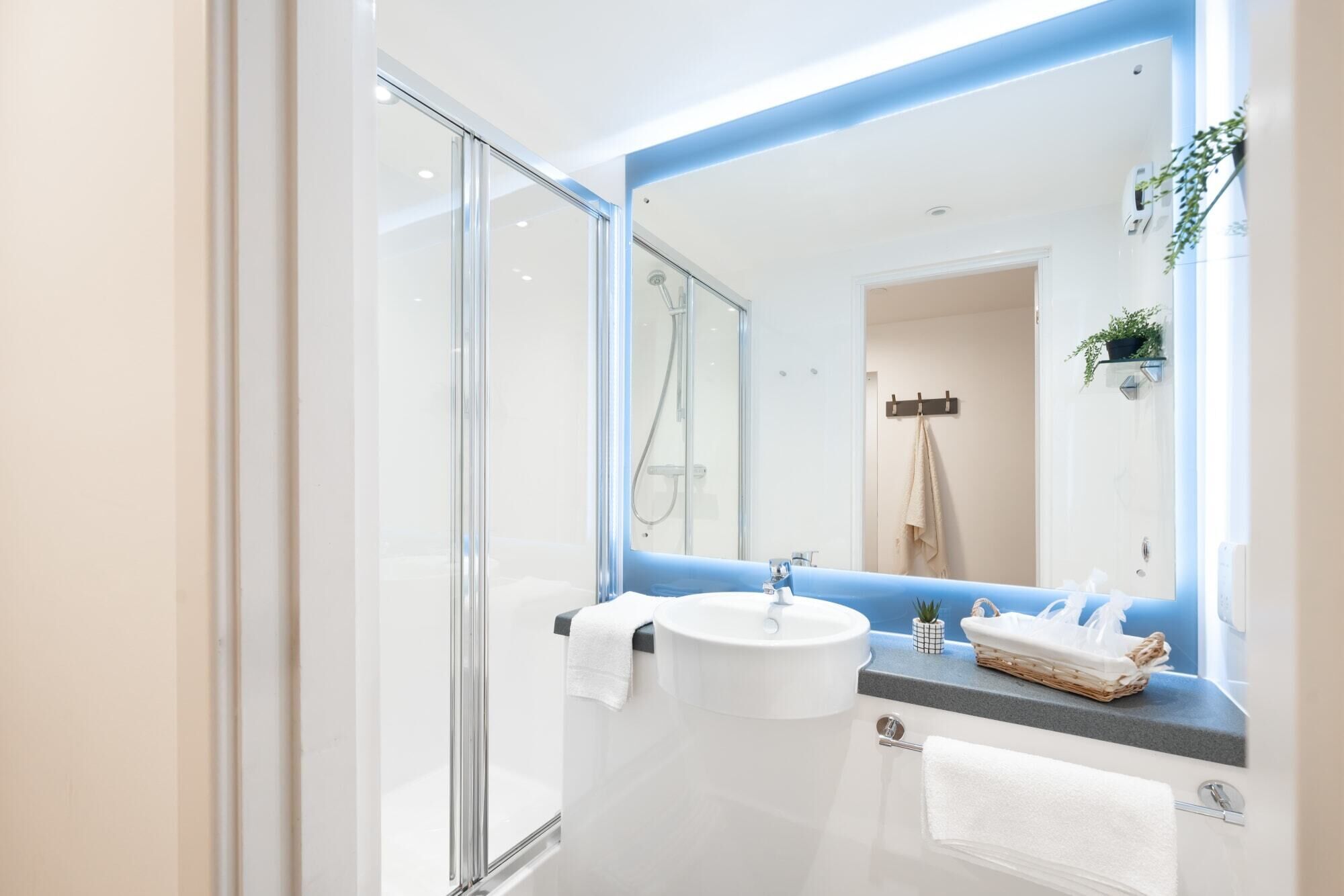 Studio, 1 Large Twin Bed, Non Smoking | Bathroom