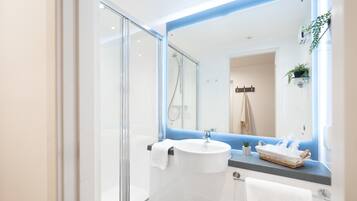 Studio, 1 Large Twin Bed, Non Smoking | Bathroom