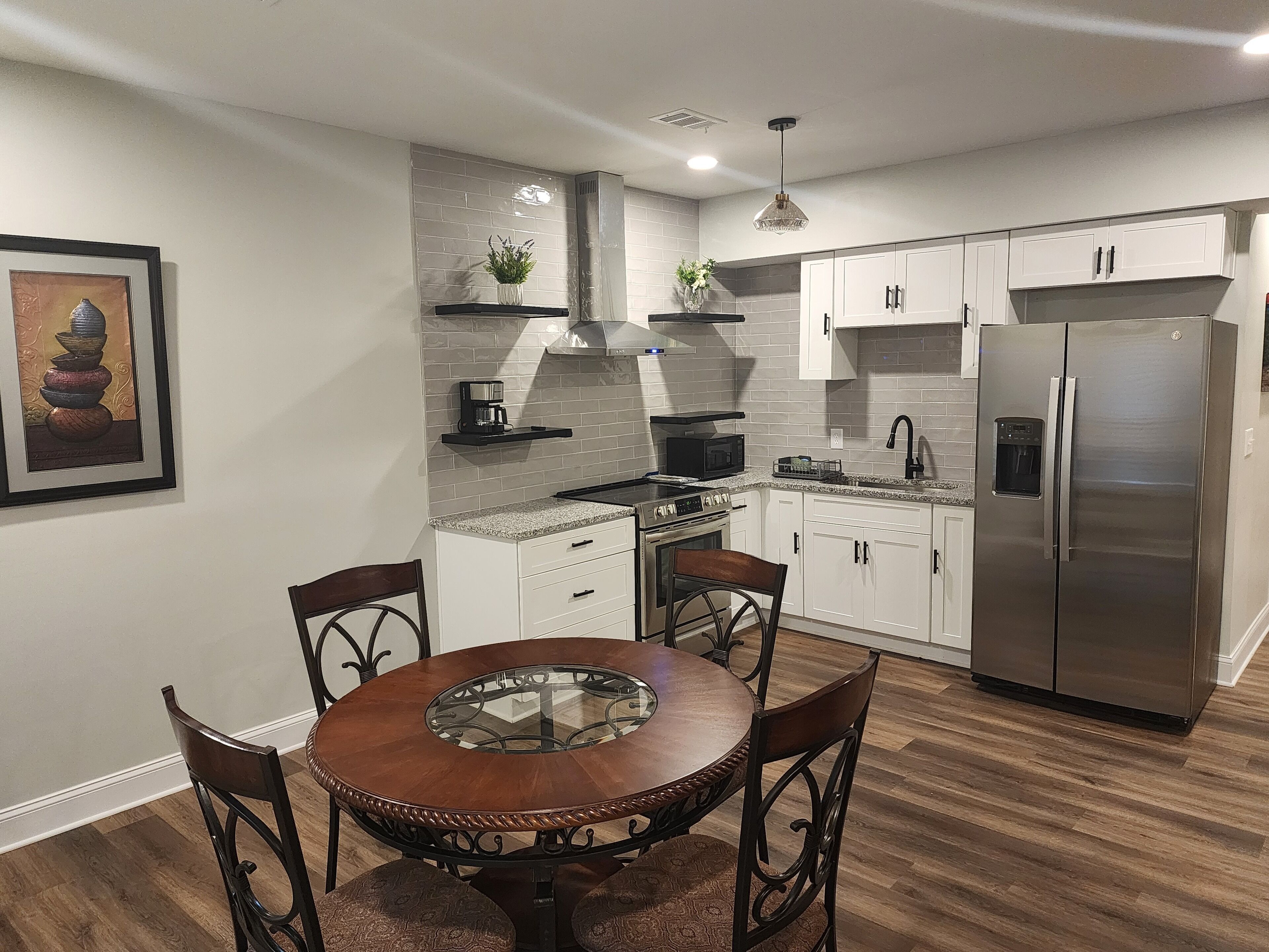 Frigorífico, microondas, horno y placa de cocina