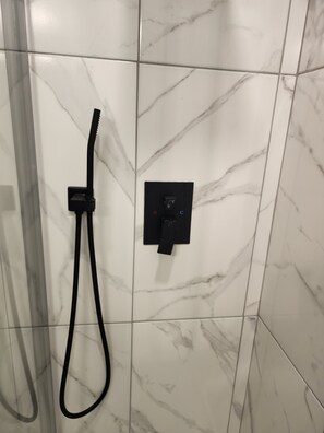 Dusch, hårtork, handdukar och tvål