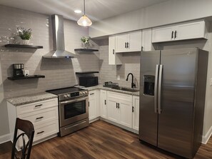 Frigorífico, microondas, horno y placa de cocina