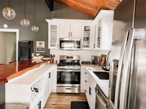 Geladeira, micro-ondas, fogão, cooktop