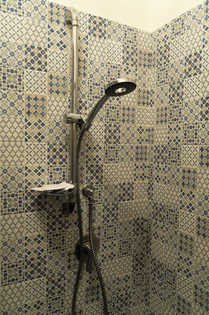 Doccia, asciugacapelli, bidet, asciugamani