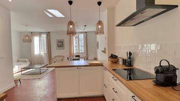 Een koelkast, een microgolfoven, een oven, een vaatwasser