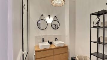 Een haardroger, handdoeken