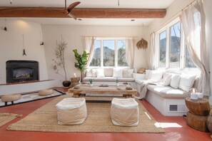 Smart TV y chimenea 