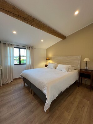 3 slaapkamers, een bureau, een strijkplank/strijkijzer, reisbedje