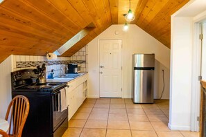 Une cuisine équipée d’une cuisinière, d’un four et d’un réfrigérateur.