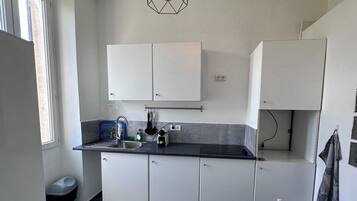 Réfrigérateur, four à micro-ondes, un four, surface de cuisson