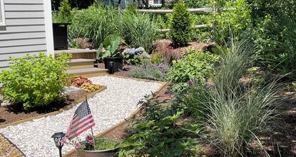 Edgartown cottage in a garden setting. New and near bike path in Katama