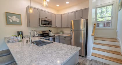 Edgartown cottage in a garden setting. New and near bike path in Katama