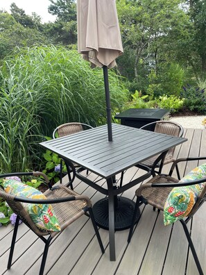 Outdoor dining - Edgartown cottage in a garden setting. New and near bike path in Katama (Edgartown)