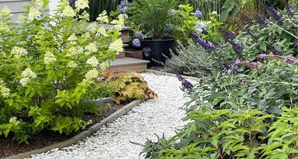 Edgartown cottage in a garden setting. New and near bike path in Katama