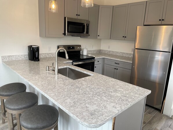Microwave, oven, stovetop, dishwasher - Edgartown cottage in a garden setting. New and near bike path in Katama (Edgartown)