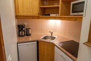 Unclassified image, 2 of 9, button - 50m from ski slopes, 1st floor, view ski slopes, fitness, swimming pool, sauna, terrace, tv (Les Orres)