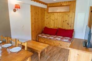 Unclassified image, 4 of 9, button - 50m from ski slopes, 1st floor, view ski slopes, fitness, swimming pool, sauna, terrace, tv (Les Orres)