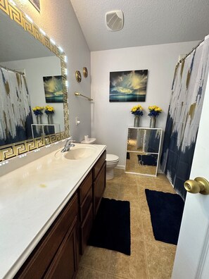 Towels, shampoo, toilet paper