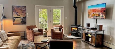 Smart TV, chimenea y videojuegos